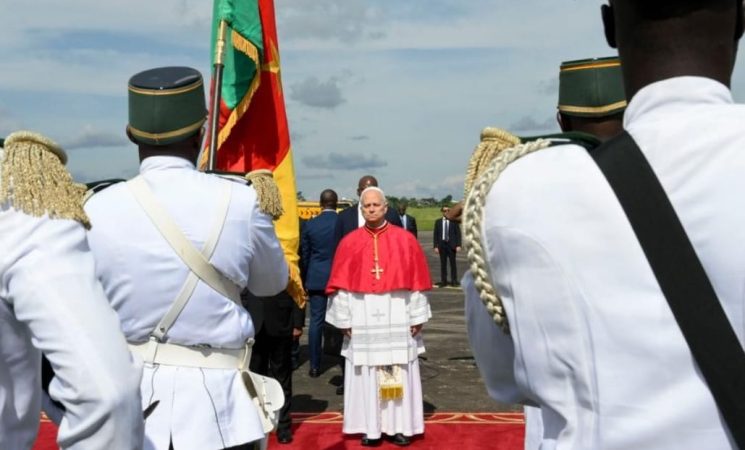 Arrivée du pape Léon XIV à l'aéroport international de Yaoundé-Nsimalen