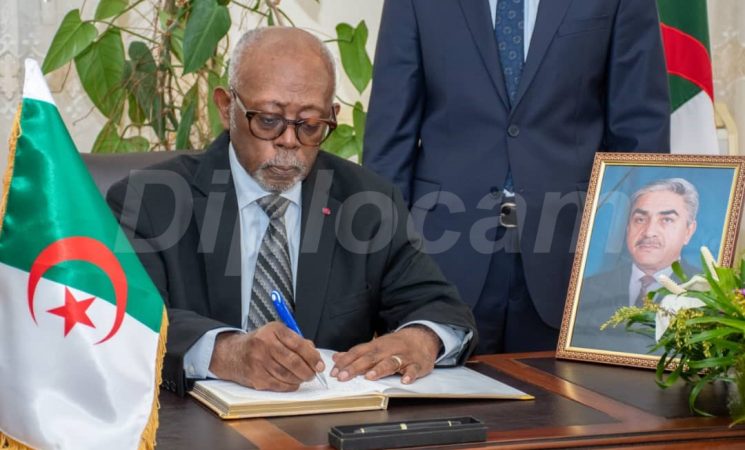 Signature du livre de condoléances suite au décès de S.E. LIAMINE ZEROUAL