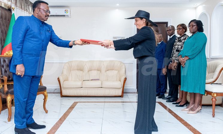 PRESENTATION DE LA COPIE FIGUREE DES LETTRES DE CREANCES DE L’AMBASSADEUR DESIGNE DE L’UNION EUROPEENNE AU CAMEROUN A S.E. Felix MBAYU.