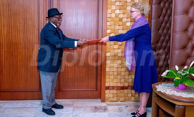 PRESENTATION DE LA COPIE FIGUREE DES LETTRES DE CREANCES DE L’AMBASSADEUR EXTRAORDINAIRE ET PLENIPOTENTIAIRE DU ROYAUME DE SUEDE AU CAMEROUN A S.E. MBELLA MBELLA